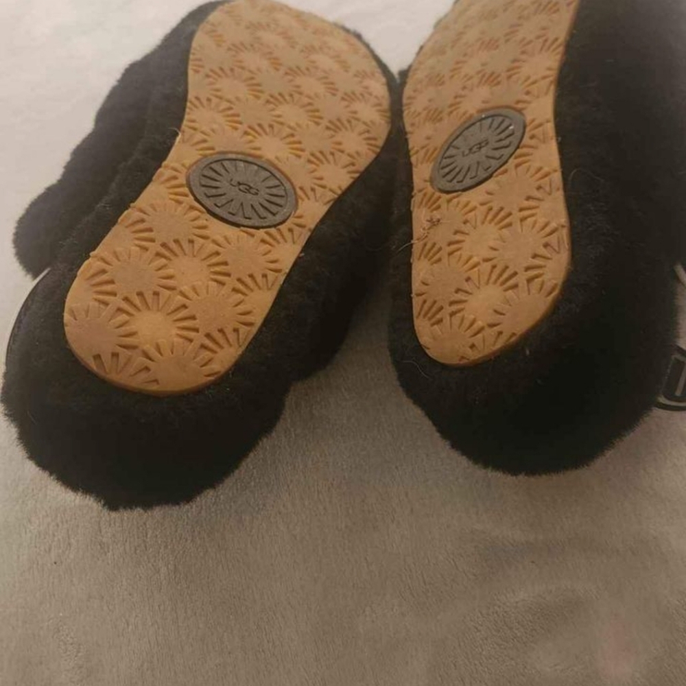 Black UGG Slides - Picture 1 of 2